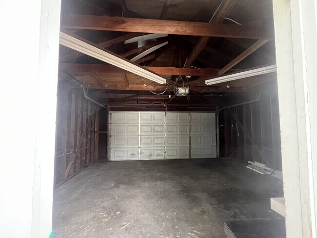 Building Photo - "Charming 2-Bedroom Retreat on Douglas Ave...