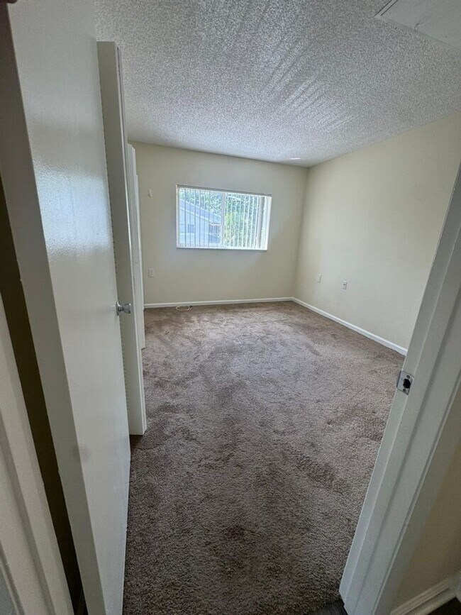 Building Photo - Spacious 1/1 Condo – Great Location!