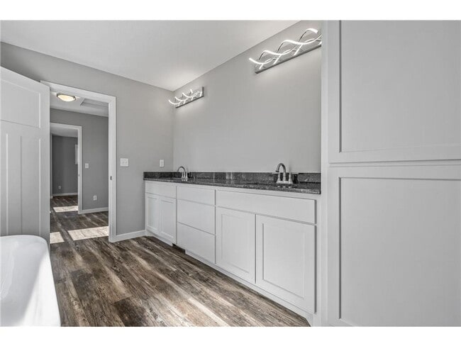 Building Photo - Rare 3 bed 4 bath no upgrade left out! 2 full kitchens, great views, dont miss out!