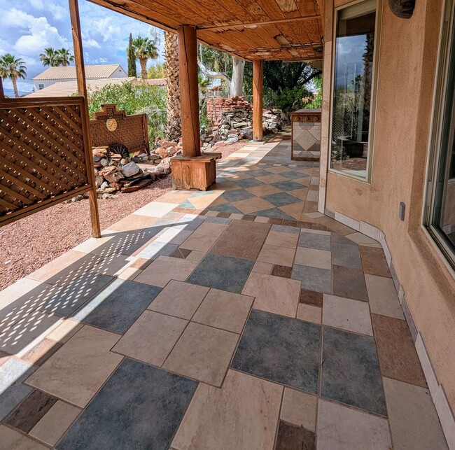 Building Photo - Santa Fe Vistas House!