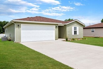 Building Photo - 3 bedroom 2 bath 2 Car Garage with fenced yard  for rent, Hollister, MO