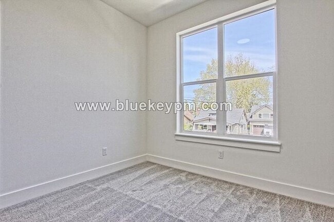 Building Photo - 1528-A: 3 Bed, 2.5 Bathroom Townhome Near PCC and Kaiser Interstate