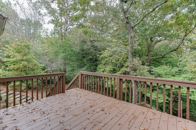 Building Photo - 6655 Lake Run Dr
