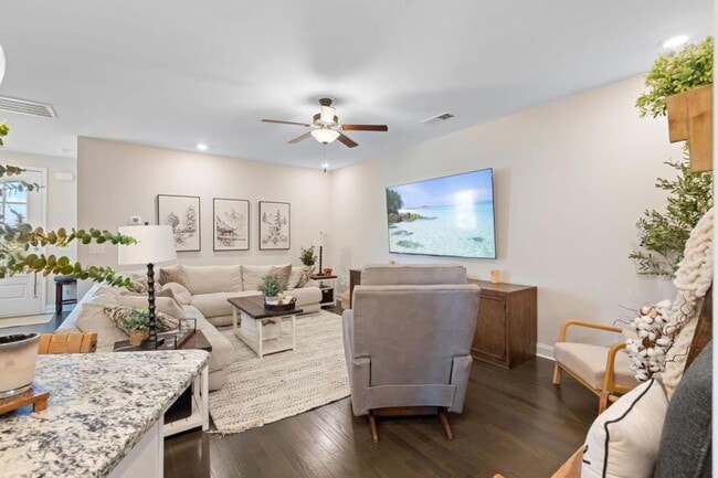 Building Photo - 722 Hahn Ct