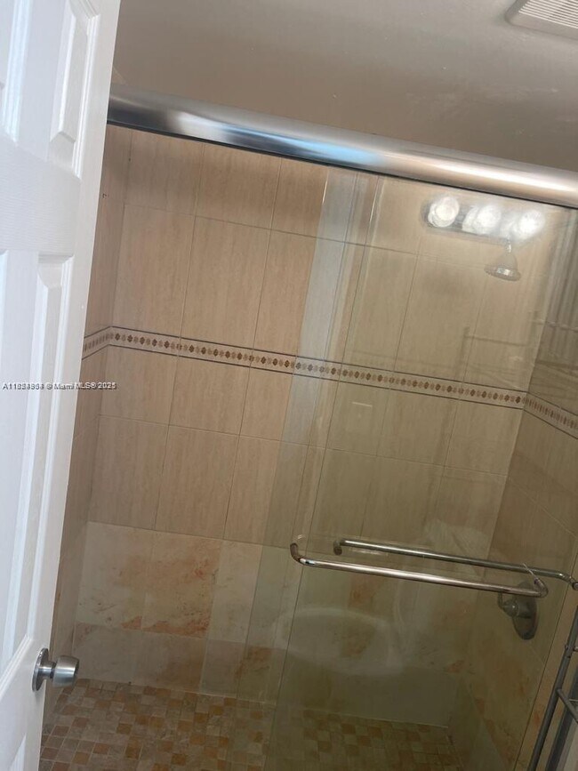 Building Photo - 8810 Fontainebleau Blvd