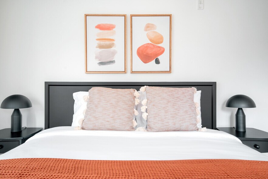 Building Photo - 10410 NE 2nd St