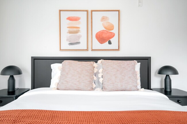 Building Photo - 10410 NE 2nd St