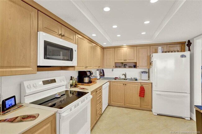 Building Photo - 10410 S Ocean Dr