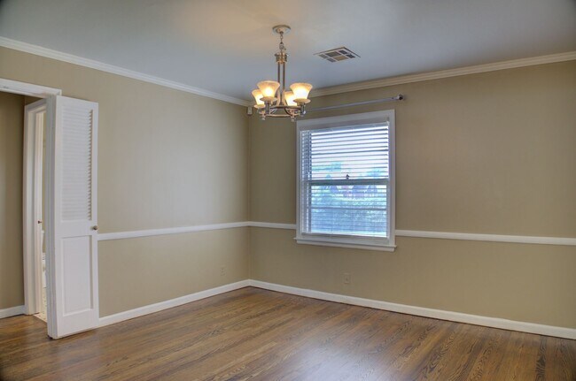 Building Photo - Well Maintained Midtown Home