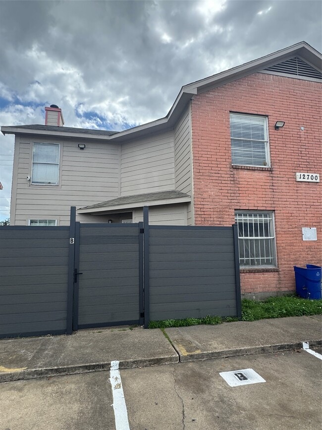 Building Photo - 12700 Leader St