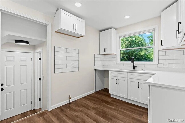 Building Photo - Modern 3-Bedroom Home with Generous Space and Style