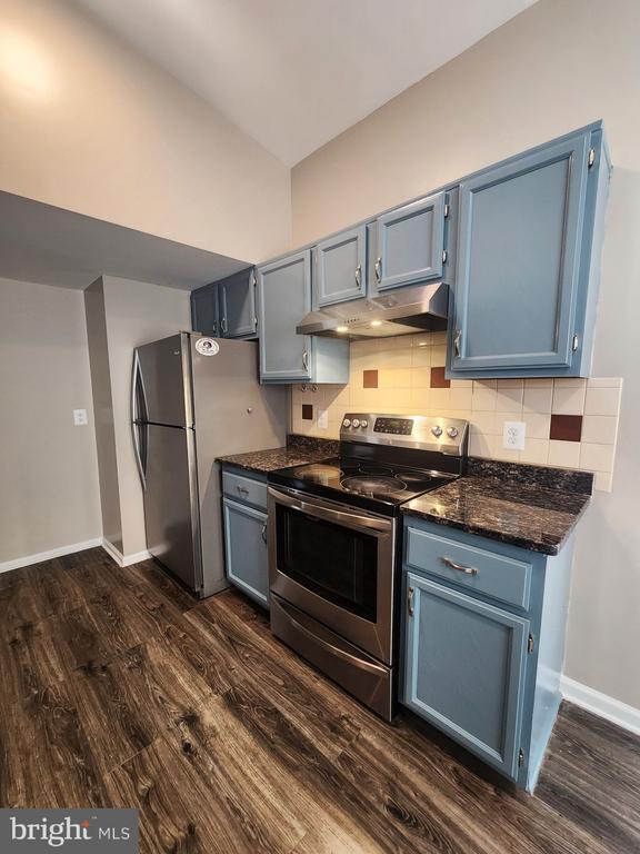 Building Photo - 20323 Beaconfield Terrace