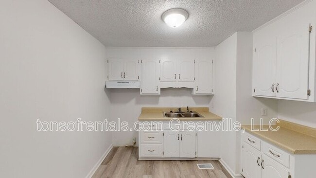 Building Photo - 233 Camelia Circle