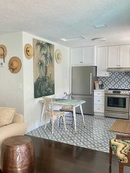 Eat-in Kitchen - 607 N L St