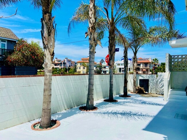 Building Photo - Gorgeous Remodeled Downstairs Apartment w/Patio+Prvt Laundry+Garage+Views of Canals