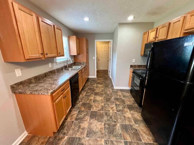 Building Photo - 3 Bed 2 Bath Brick Ranch *Fenced Backyard* in Christiana