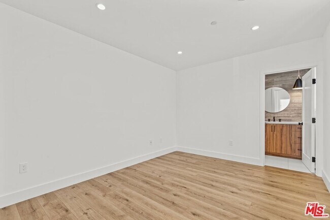 Building Photo - 5536 Tova Dr
