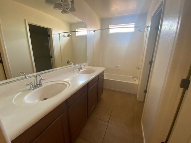 Building Photo - Gilbert 4 bedroom home