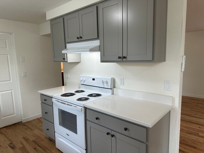 Building Photo - Beautifully updated 3 bedroom, 1 bath hous...
