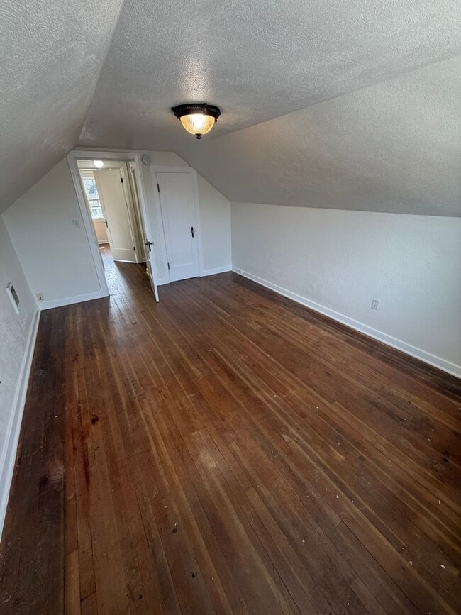 Building Photo - Charming 3 Bedroom with a Large Fenced Yard!