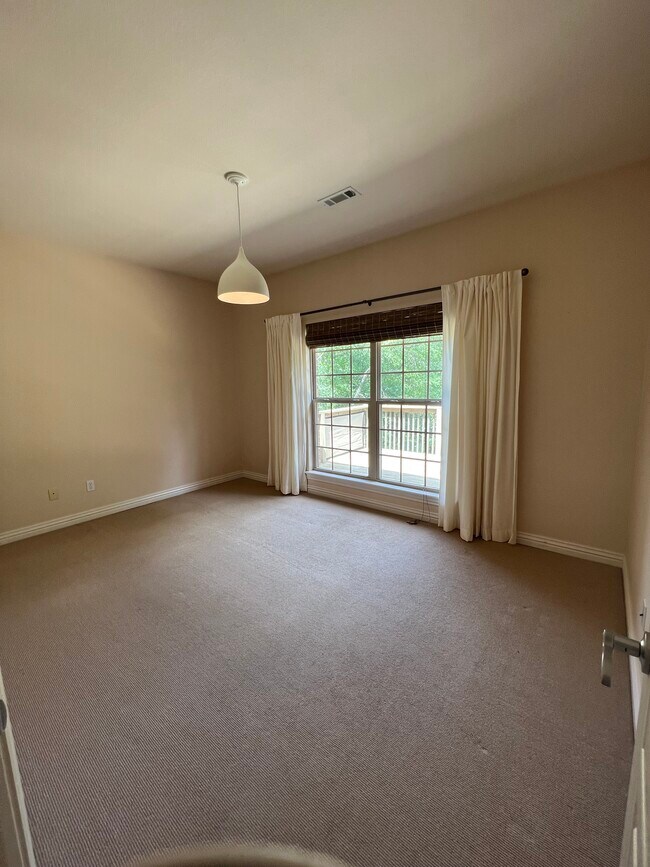 Building Photo - 2556 S College Dr