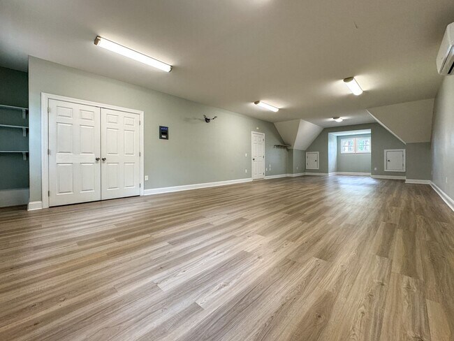 Building Photo - 5 Bedroom Home in Gated Golf Course Community