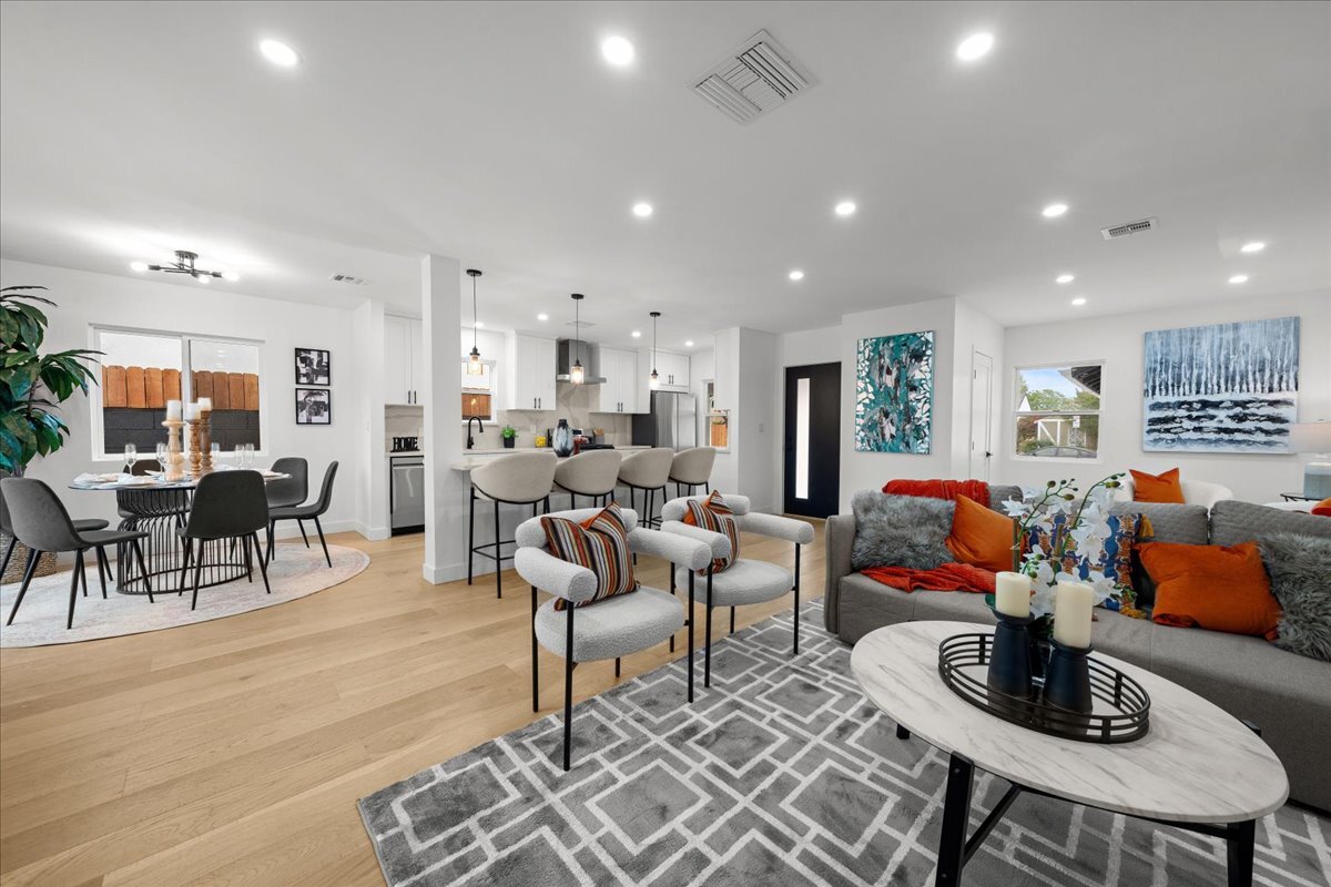 Building Photo - 5815 Saloma Ave