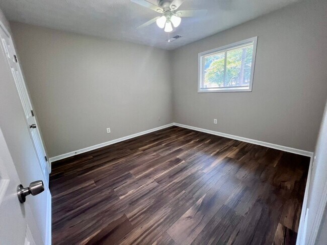 Building Photo - 4862 Valley Dale Dr SW