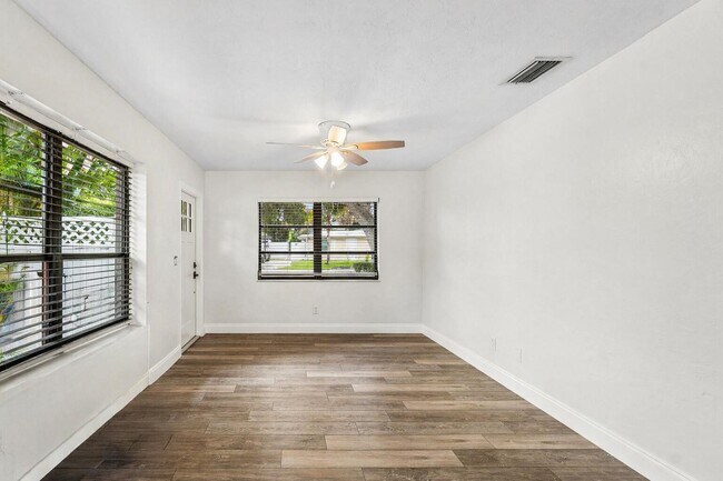 Building Photo - 2103 N Palm Cir