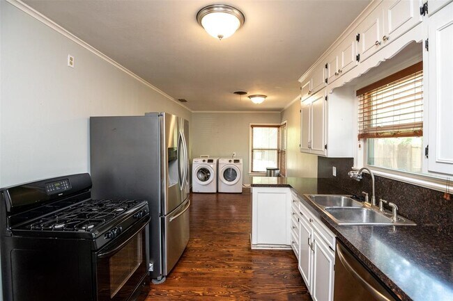 Building Photo - 3605 Park Ridge Blvd