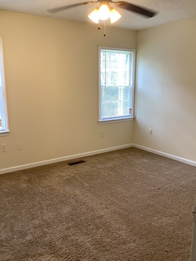 Building Photo - SLEEPY CREEK DR - 270/272