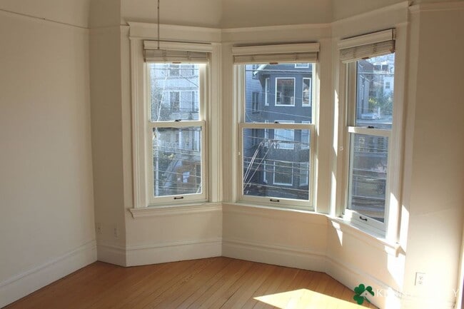Building Photo - Coming Soon: Top Floor Flat with Updated K...