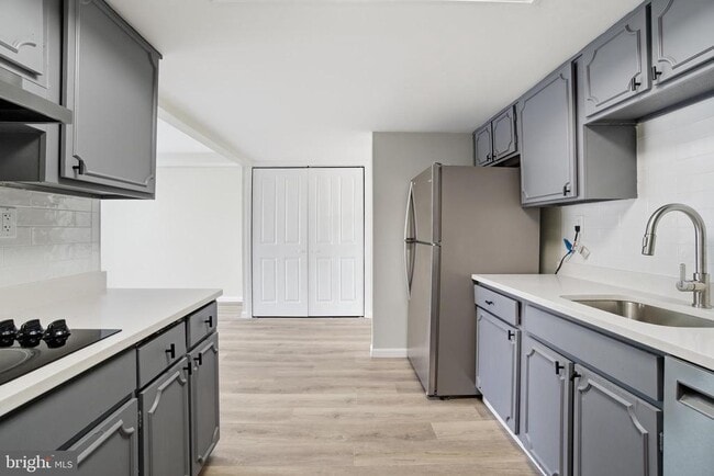 Building Photo - 7 Riverview Pl