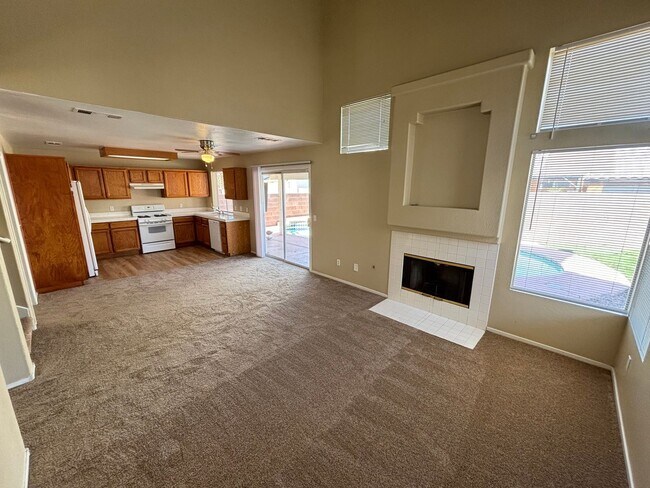 Building Photo - Gorgeous 4Bed/2Bath Home located in Sunris...