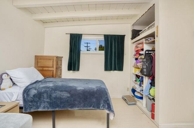 Building Photo - 7128 Mammoth Ave