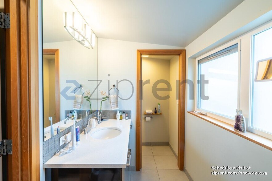 Building Photo - Unit D