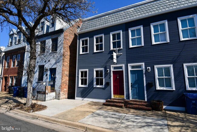 Building Photo - 216 S Henry St