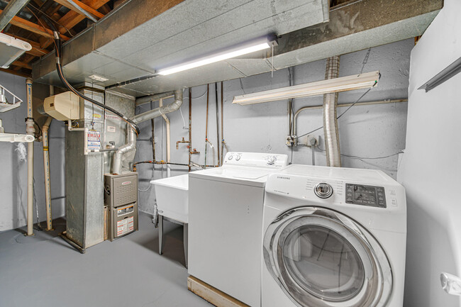 Building Photo - 2301 Knollwood Cir