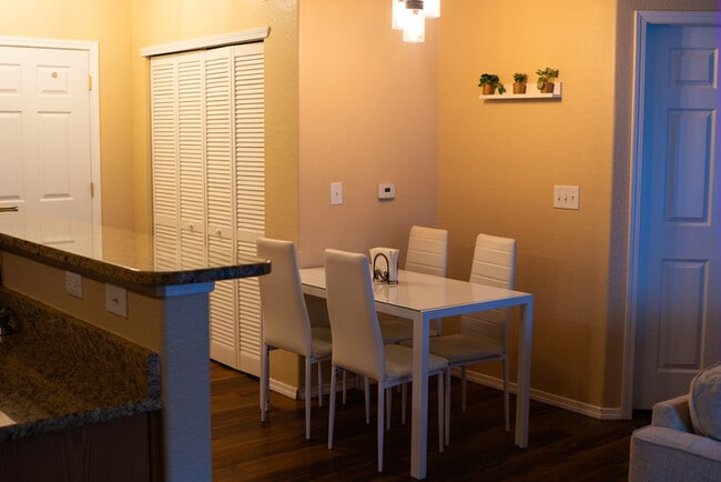 Building Photo - 2 bed 2 bath Condo