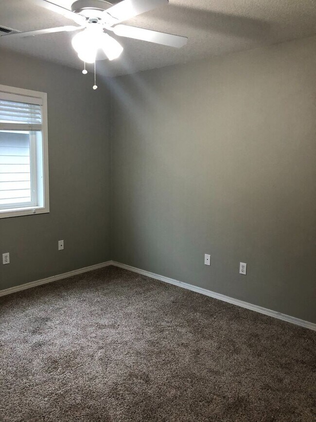 Building Photo - Wonderful 3B/2.5Ba Home that Backs to Peac...