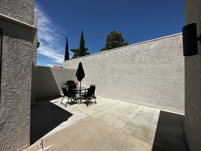 Building Photo - Furnished 3 Bedroom Condo across from Golf...