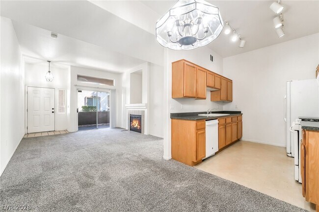 Building Photo - 2305 W Horizon Ridge Pkwy