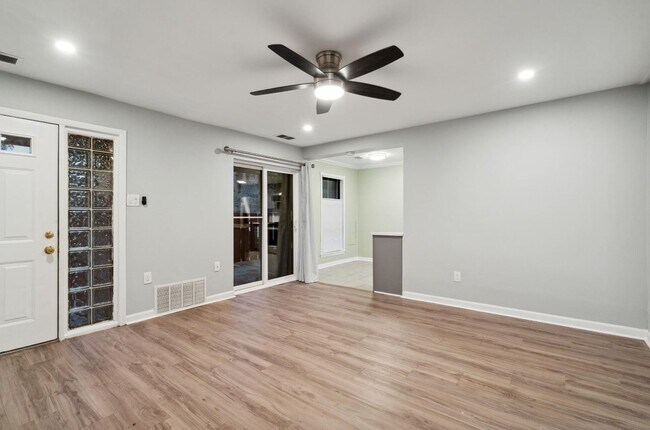 Building Photo - 3333 Comly Rd