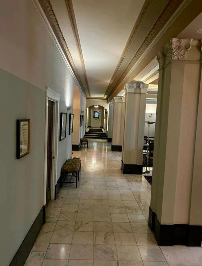 Building Photo - Gorgeous Condo in Sophian Plaza!
