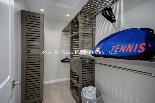 Building Photo - 8780 Warwick Dr