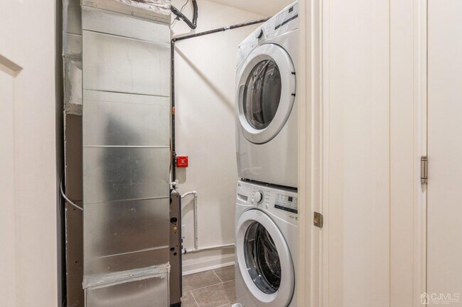 Building Photo - 361 Main St