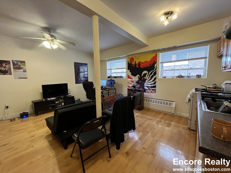 Building Photo - 1559 Beacon St