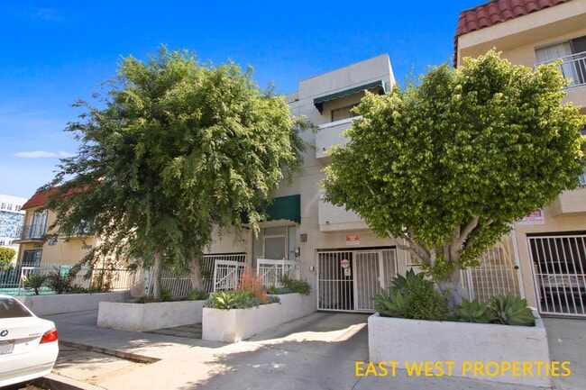 Building Photo - 1430 S Point View St