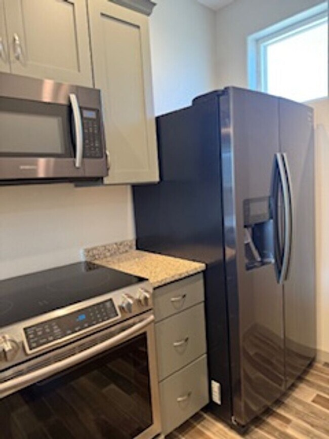 Building Photo - Midtown Cutie