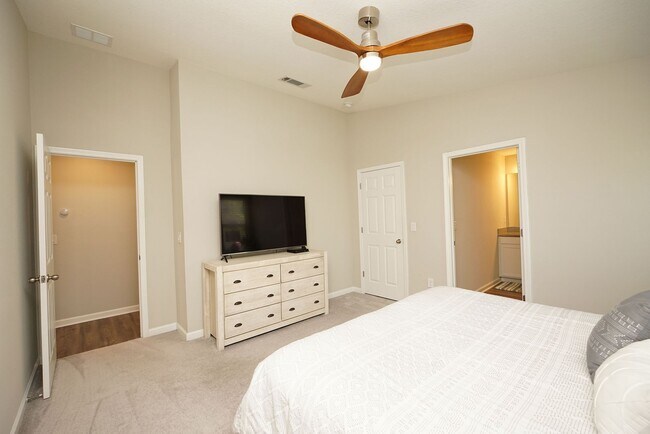 Building Photo - Central Freeport Location with Community Pool